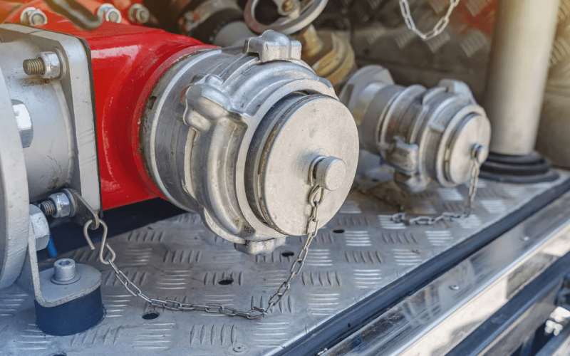 Nahaufnahme einer Feuerlöschkupplung an Einsatzfahrzeug.